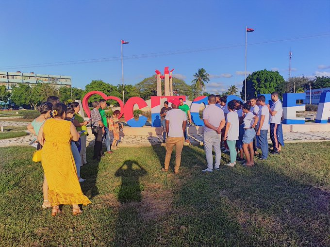 Abanderan  delegación de  #CiegodeAvila que se une al grupo de la Expedición " Con luz Propia "  de la Red de Jóvenes del Ministerio de Energía y Minas. #CubaEstáFirme  #DGEMCiegodeAvila #CiegodeAvila <a href="/milyabad1982/">Misleydi Abad Modey</a> <a href="/GladysSub/">GladysLaCubana</a> <a href="/OsunaWilfredo/">OrgullosodeCuba</a>