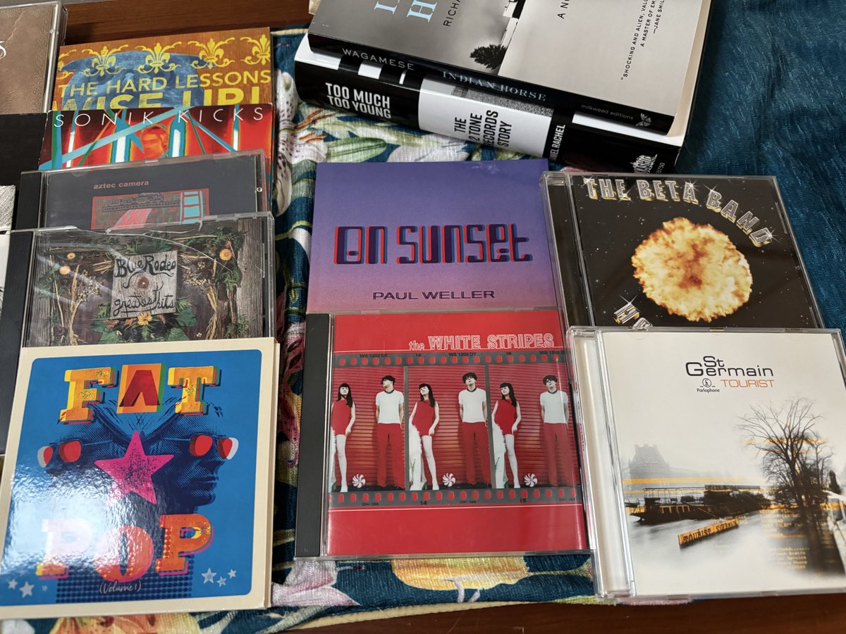 lmroncier's tweet image. Speaking of randomly accessing memories, here is a slice of the #RecordCollection on #CD. Should keep me busy for a few days.