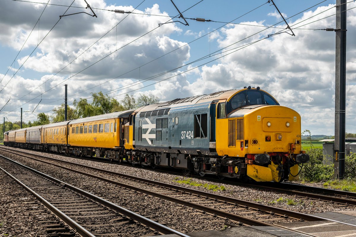 chriss_photos1's tweet image. Large logo liveried 37424 leads 3Z03 Ferme Park to Derby RTC towards Holme Junction on 18th April 2026. Colas 37421 is on the rear.
#Class37 #ECML #UKRailways #RailwayPhotography