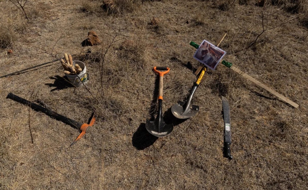 ELDEBATE's tweet image. 🧵 HILO

1/
🚨 Más de mil restos óseos… en una sola zona
No fue un operativo oficial
fueron familias buscando a los suyos

Y lo que encontraron sacude todo 👇
#CDMX #Edomex #Crisis