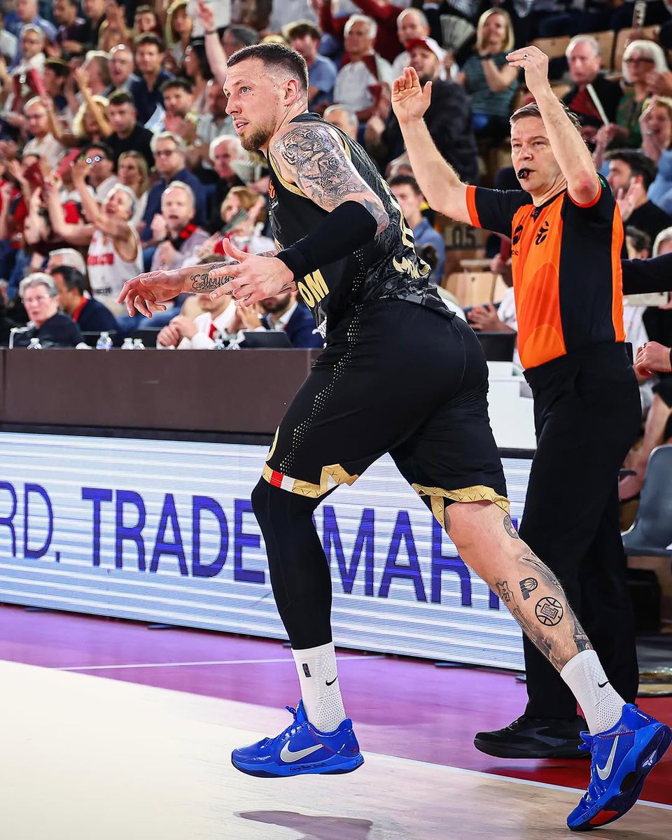 JustFreshKicks tweet media