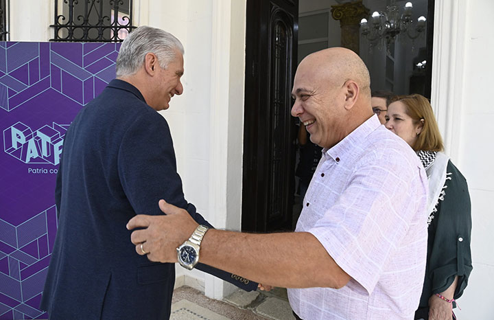 El Presidente de la República, Miguel  Díaz-Canel, asistió a la inauguración de la sede permanente del Coloquio Internacional Patria, junto a otros dirigentes partidistas y del  gobierno. #CubaEstáFirme #DGEMCiegodeAvila
<a href="/milyabad1982/">Misleydi Abad Modey</a>
<a href="/GladysSub/">GladysLaCubana</a>
<a href="/OsunaWilfredo/">OrgullosodeCuba</a>