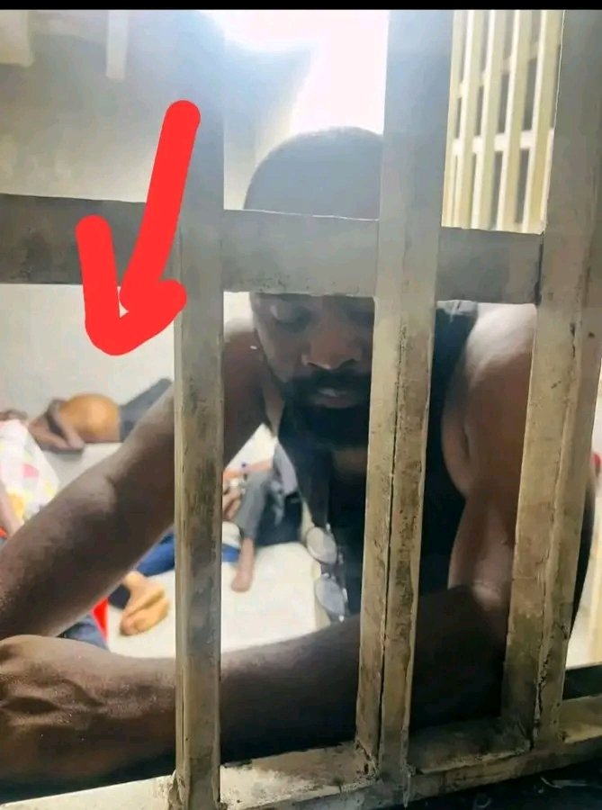 forceforcetv's tweet photo. 🙆Constat amer : une image devenue virale sur les réseaux sociaux montre l'état de santé inquiétant d'un détenu partageant la cellule de Manix Iyenda. 😳😳😳🥲😭😭

Quelle justice pour notre pays ?

Partagez au maximum ! 📢
#RDC #Justice
@GaborienM https://t.co/sqCxbezex1