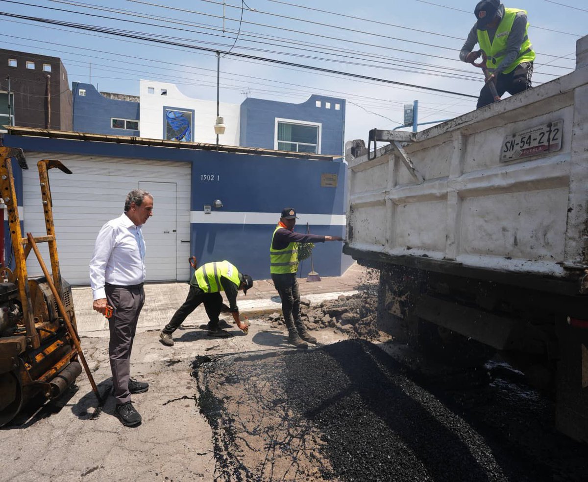 pepechedrauimx's tweet photo. Los trabajos por recuperar nuestras calles no paran. #BacheAndoPuebla llegó a la 77 Poniente, en San José Mayorazgo, donde supervisamos las labores de nuestras cuadrillas para asegurar que el procedimiento se realice correctamente. 🚧

Mejorar la infraestructura urbana y la movilidad de la ciudadanía es un compromiso que estamos cumpliendo en el Gobierno de la Ciudad. 🙌🏼🚘
