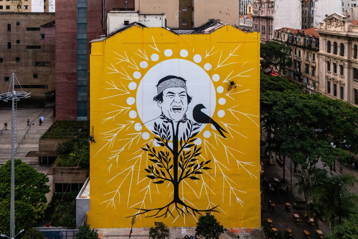 INSPIRAÇÃO! 🚨  Vale do Anhangabaú ganha grafite gigante em homenagem a Ailton Krenak! ❤️✊

Mural de 30 metros de altura, criado pela artista indígena Daiaka Tucano, será inaugurado neste domingo em celebração ao Dia dos Povos Indígenas. 

Uma bela forma de resgatar a memória