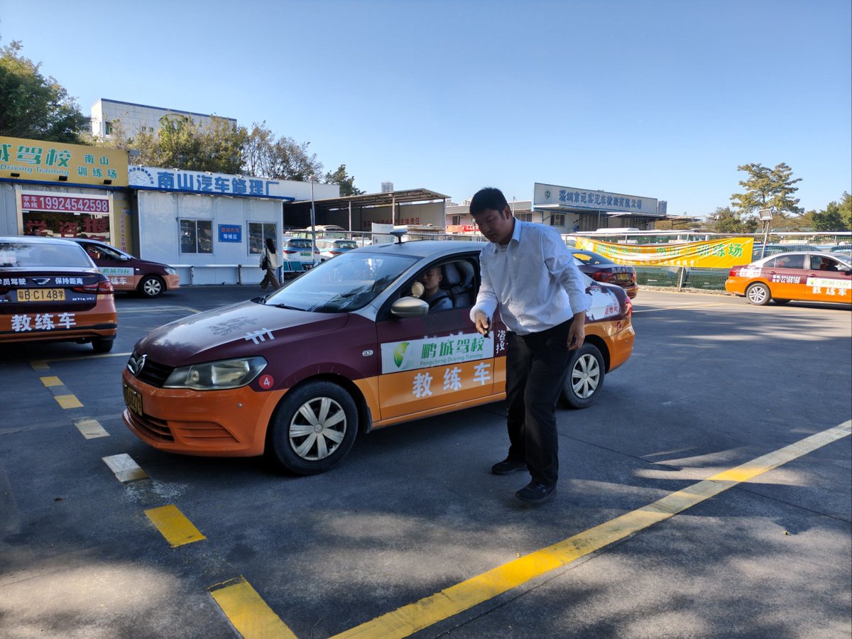 vampirerdo's tweet image. First time in the driver's seat! Nervous at first, but my instructor’s tips (look ahead, relax hands) made parallel parking actually doable. Shoutout to the patient coach u0026 my shaky first successful park  #LearnerDriver #DrivingJourney