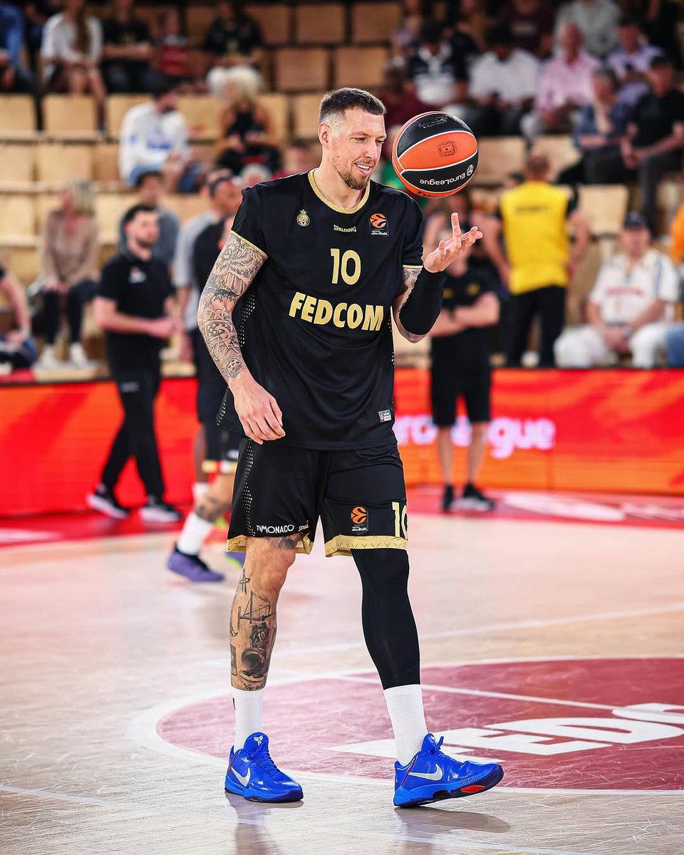 JustFreshKicks tweet media