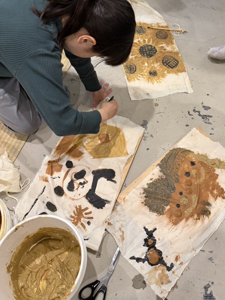 chie_ryuu_'s tweet image. 大阪・堺市で開催🌿アースデイ泉州🌏✨
4/19(日)、本日です！

土と触れて、お絵描きしたり、泥だんご作ったり😊
みんなで楽器叩いて楽しみたい🥁🎶

準備しながらわくわく😆

#アースデイ
#EarthDay
#大蓮公園 
#泉ヶ丘駅