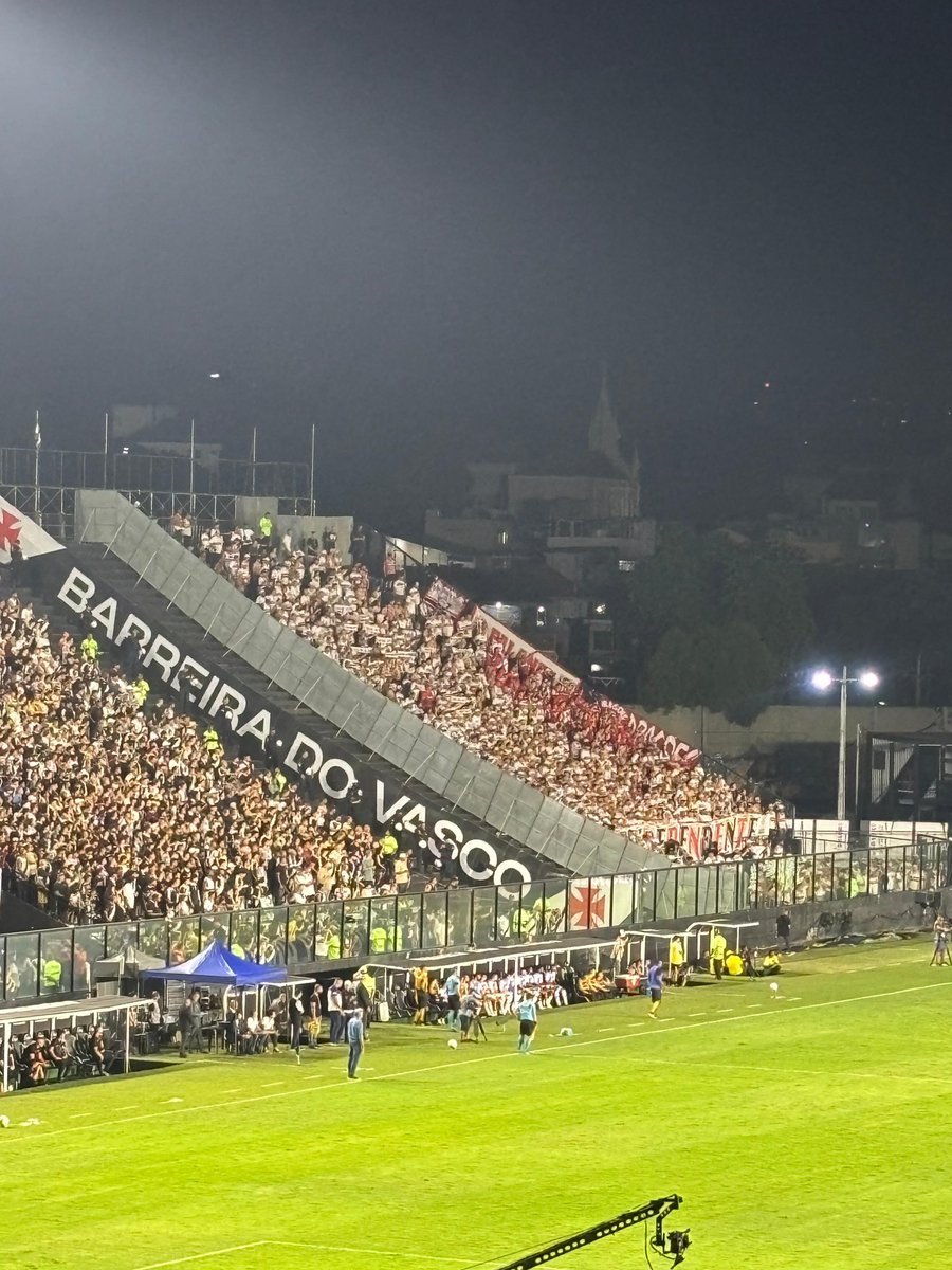 perniciotti99's tweet photo. A torcida do São Paulo joga em casa em qualquer lugar! A que mais viaja no Brasil, independente da fase 🚍✈️🏟️🇾🇪 https://t.co/GYbEuPlQvg
