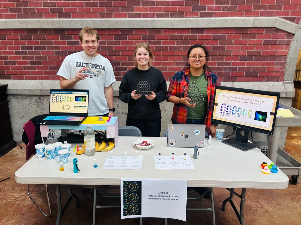 nanohoops's tweet photo. 📢Last week was the Week of Research and Innovation🧪🥼!! 👉https://t.co/zB3J8d4hmq

Graduates (@Gaby_Bailey_6, Vi, Katy and Lan) teamed up with undergraduates (Olivia and Colin) to introduce the basics of nanotechnology, fluorescence and of course, the cool CPPs🤠. https://t.co/rYj6IBv0El