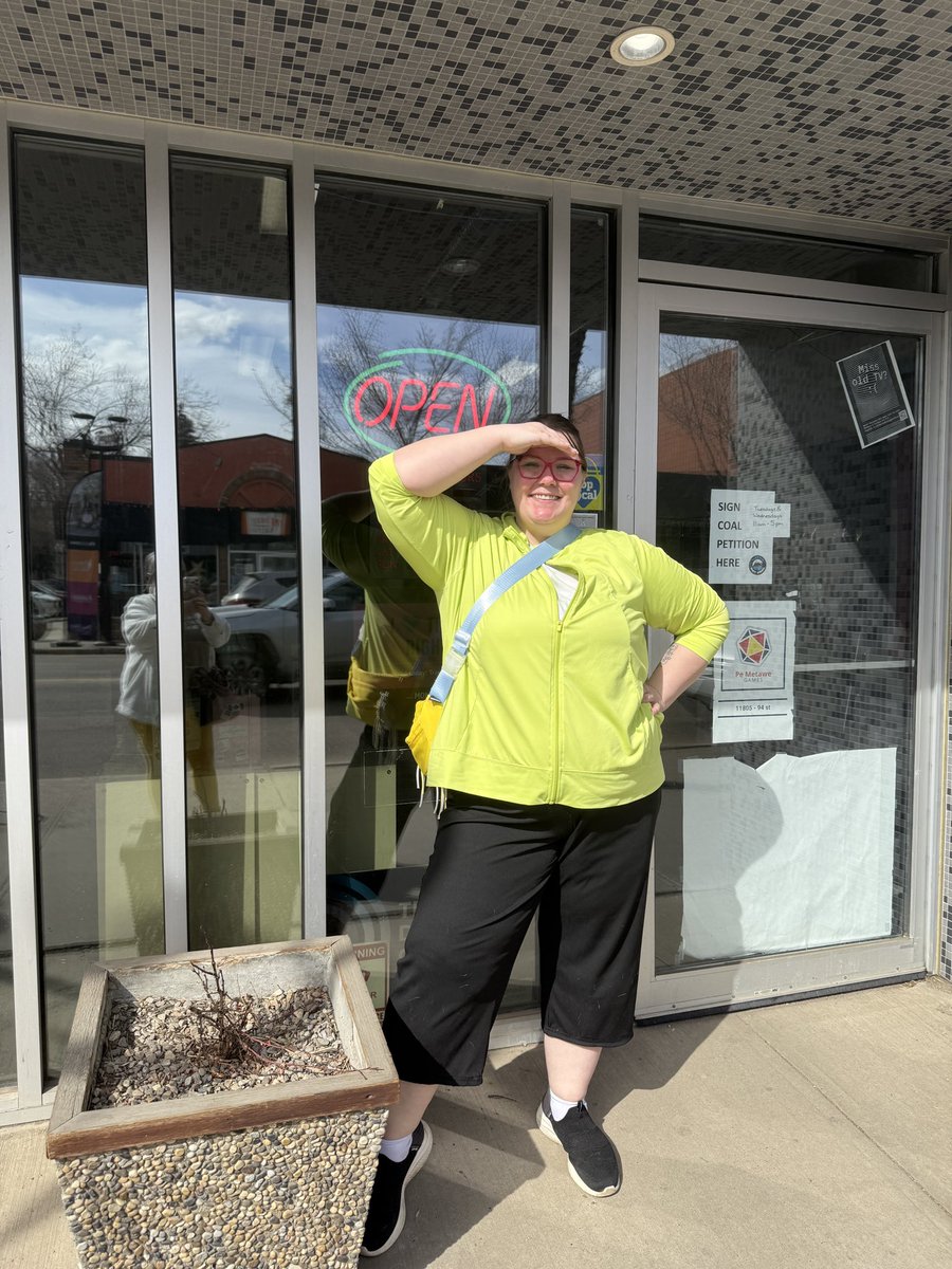 AngeeGabs's tweet image. Please please please get out and sign the @waternotcoalab petition this weekend! It must be signed in person! Locations all over Alberta! Mom and I signed in central #YEG at Pe Metawe Games!!!

No matter your political stripe, protecting our water is so important! #ableg