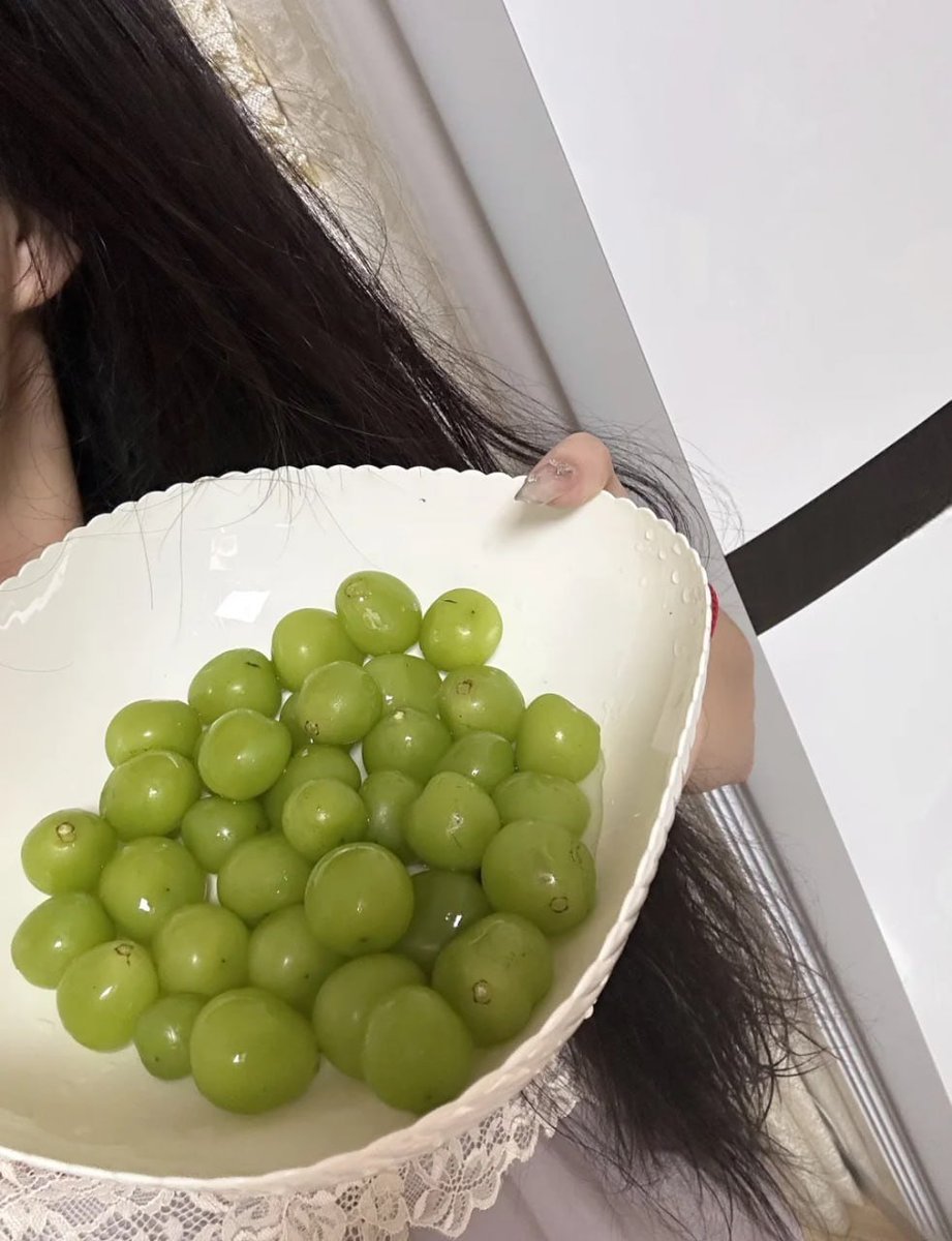 I was hungry  so I had a hot pot and some milk with some fruit grapes 🍇