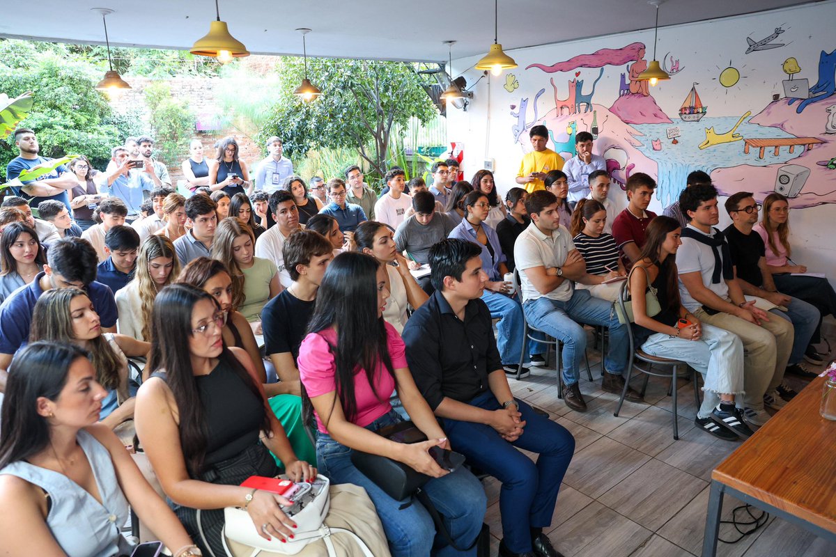 RossanaChahla's tweet photo. 🗣️ Participé del Primer Encuentro Formativo del Centro de Jóvenes Políticos (CEJOP) Tucumán. Me parece muy valioso que un sábado a la tarde jóvenes se reúnan a pensar, debatir y comprometerse con la política.

📚 Durante la jornada dialogamos en dos bloques sobre educación y economía, donde compartí la experiencia del Municipio en estas áreas. Estos espacios son importantes porque ponen en el centro algo que muchas veces falta en la discusión pública: escuchar a los jóvenes con respeto y con una agenda concreta.

🏙️ Creo profundamente que la ciudad se construye acortando la distancia entre las decisiones públicas y la vida cotidiana. En ese camino, los jóvenes no son el futuro, son el presente que tenemos que comprender y acompañar. Apostar a estos encuentros es seguir fortaleciendo una participación activa, con ideas, compromiso y una mirada colectiva sobre la ciudad que queremos.

🤝 Compartí este espacio junto a mis pares Francisco Serra, de Monteros; Gimena Mansilla, de Aguilares; y Alejandro Molinuevo, de Concepción.