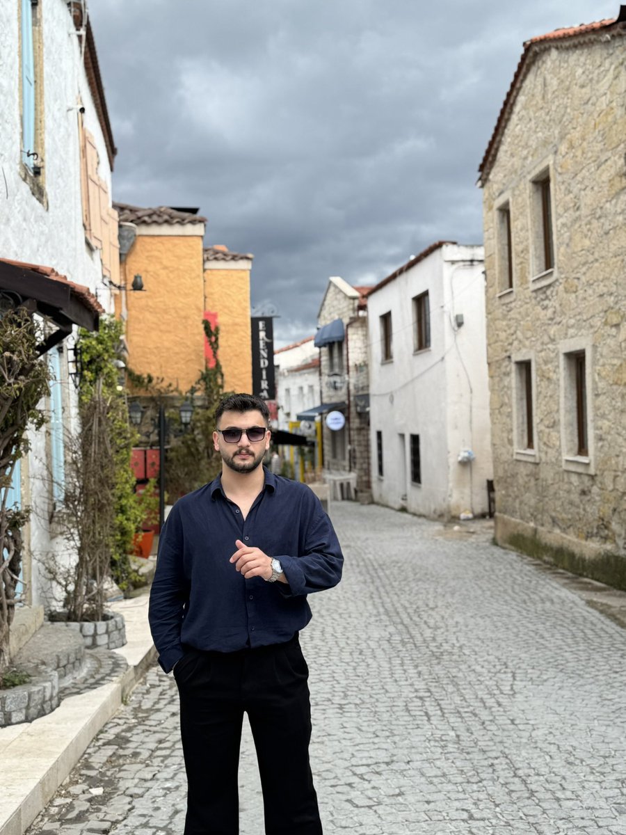 Fotoğraf güzelde o el ne alaka 😂