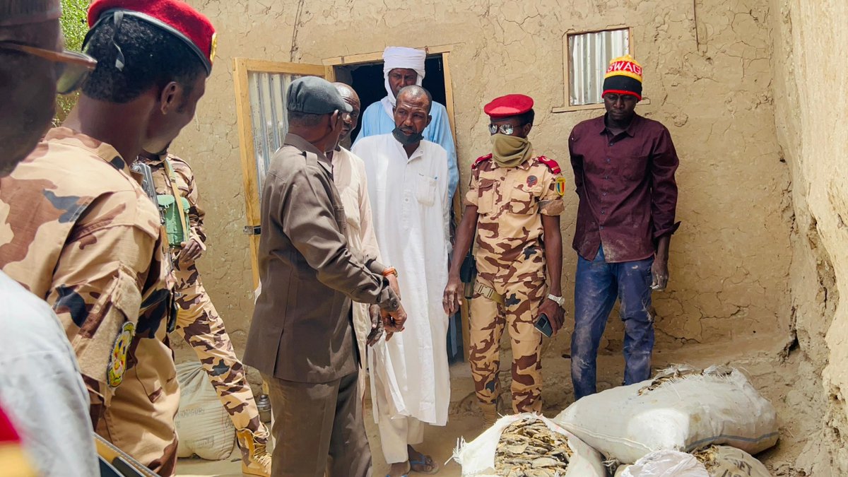 alwihdainfo's tweet image. #Tchad : le délégué général du gouvernement au Kanem, le général Issaka Koty Yakoub, a visité la maison d’arrêt de Mao pour évaluer les conditions de détention. Constatant des problèmes d’hygiène et des denrées alimentaires avariées, il a ordonné leur incinération afin de