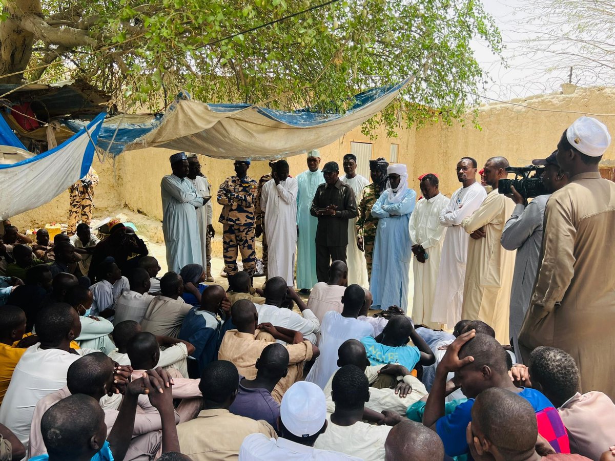 alwihdainfo's tweet image. #Tchad : le délégué général du gouvernement au Kanem, le général Issaka Koty Yakoub, a visité la maison d’arrêt de Mao pour évaluer les conditions de détention. Constatant des problèmes d’hygiène et des denrées alimentaires avariées, il a ordonné leur incinération afin de