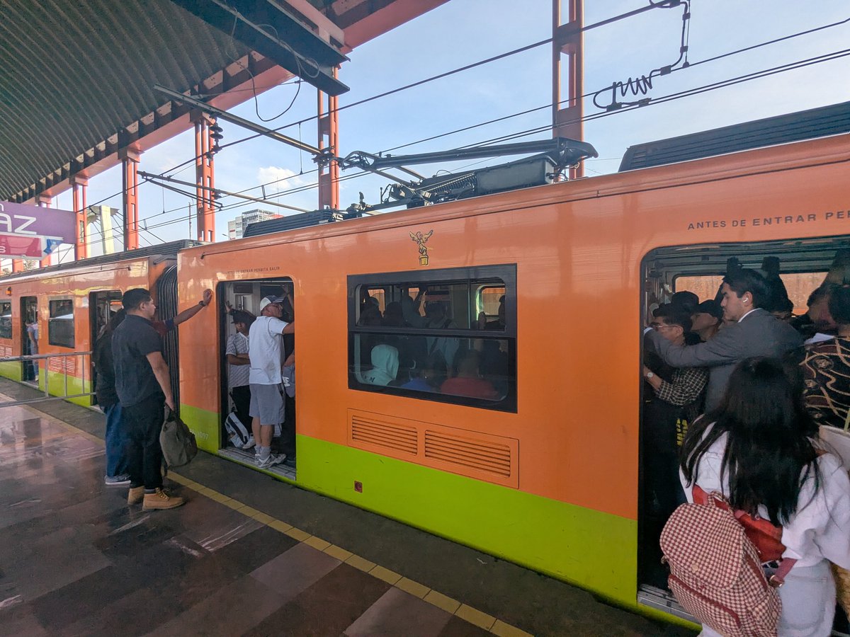 PinalEScalonA's tweet photo. Tal parece que el @MetroCDMX no funciona bien los sábados, ni los domingos, ni de lunes a viernes, ningún día prácticamente. https://t.co/9WnuHQZhB1