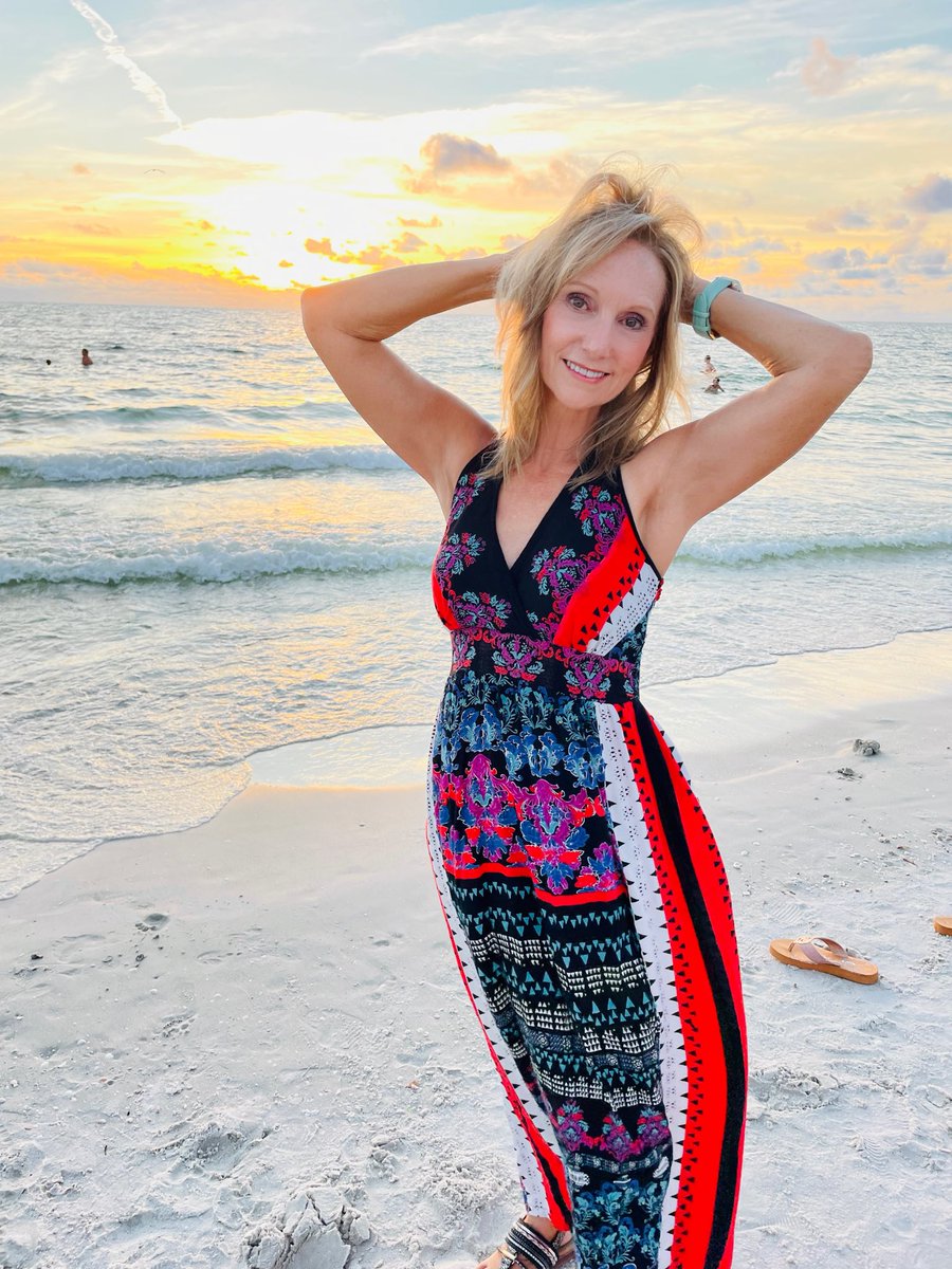 michael25961337's tweet image. Sunset at the pier!  

#maturemen #maturewomen #couple #mature #older