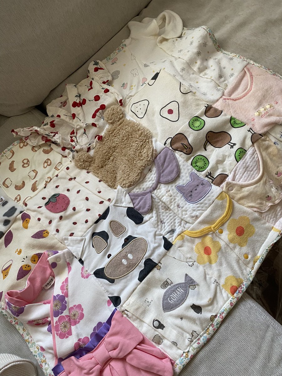komatsuna1192's tweet photo. こちらでサイズアウトした子供服をブランケットにしてもらったよ👶🍒
ワッペンや刺繍部分、あえてシミのところなど細かく要望をきいてくれました✨ https://t.co/AOSGt0gHau