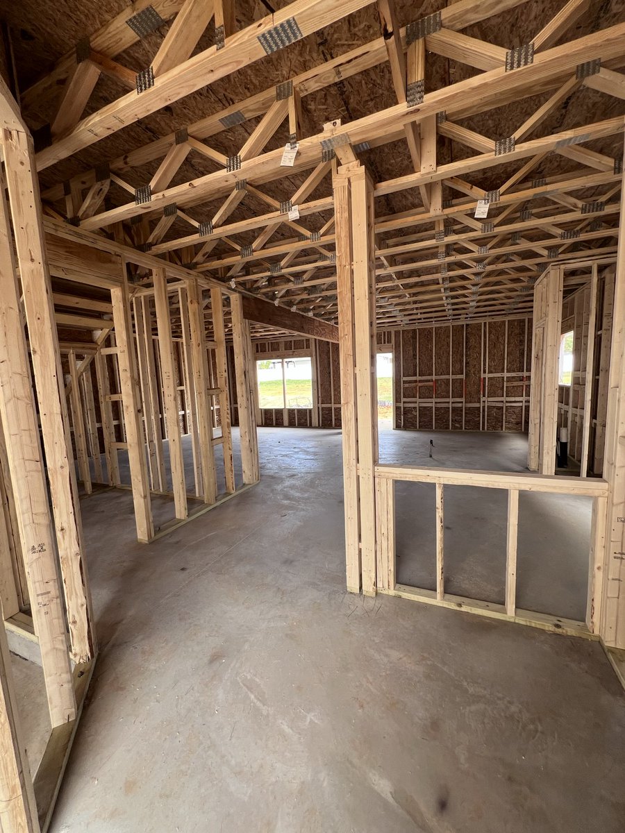 RegisRealty's tweet photo. Are you looking to invest in a home?  New construction maybe, or something existing? We have the experience to help you realize your goals 🏡 
#RegisRealty #YourJourneyToNewBeginnings #BuyAndSellWithRyan 
https://t.co/qqY1sAx56d https://t.co/OktrwvpPWs