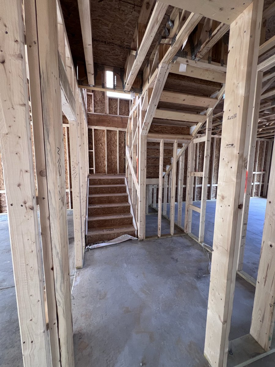 RegisRealty's tweet photo. Are you looking to invest in a home?  New construction maybe, or something existing? We have the experience to help you realize your goals 🏡 
#RegisRealty #YourJourneyToNewBeginnings #BuyAndSellWithRyan 
https://t.co/qqY1sAx56d https://t.co/OktrwvpPWs