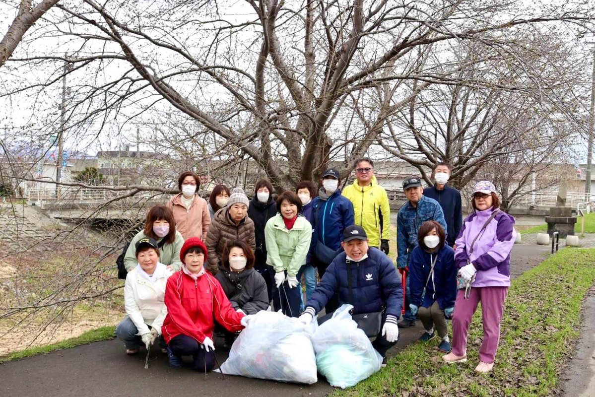 smile_shiho_'s tweet image. 休日は各地の河川敷の環境整備✨
🌸連休頃に満開になる【#新川さくら並木】の清掃活動は、地元北区の党員の皆様が40年近く続けています。
🪵今朝は、西区の【#琴似発寒川】の大規模な伐採による整備の記事を掲載していただきました。森山札幌市議とともに取組みました。