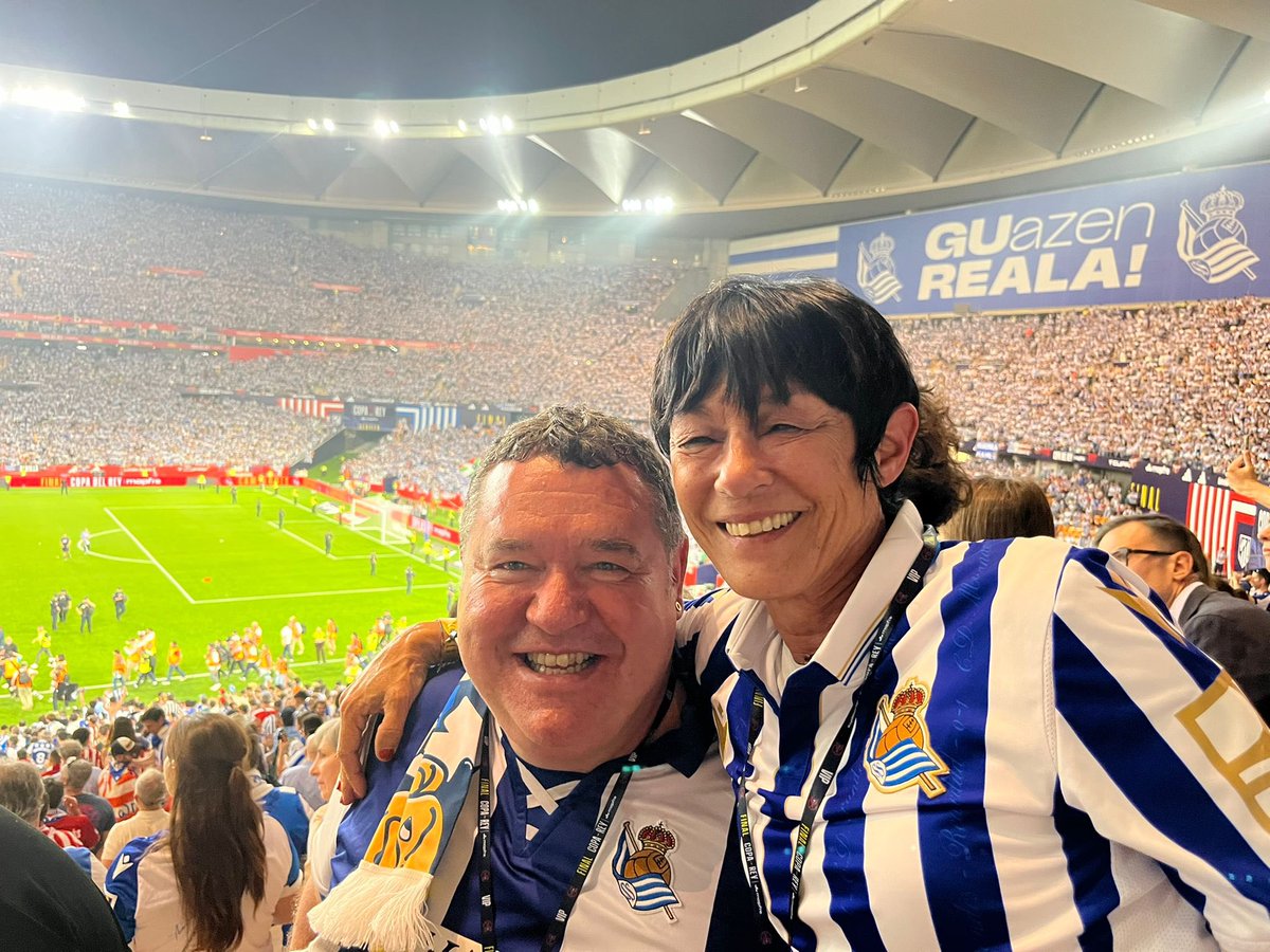 Aitor Zabaletaren anaiarekin Sevillan, pozez gainezka. Euskal Herrira doa kopa! 

Aitorren omenez, Gipuzkoa eta Euskal Herri osoa txapeldun! 

#GUazenREALA 🤍💙