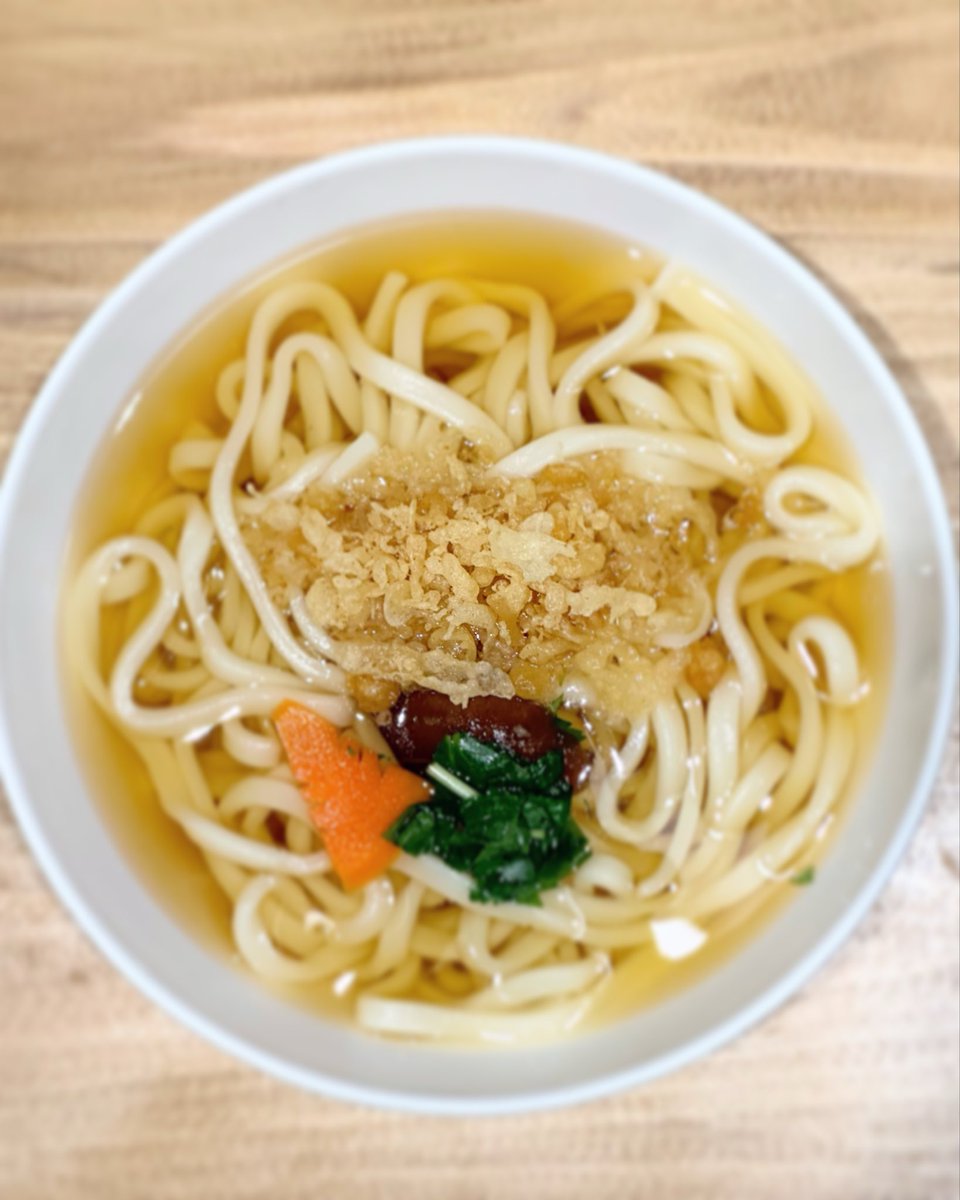 ☀️ 札幌 15℃ 晴れ
揚げ玉がじわっと出汁に溶けていく、あの瞬間が好き。
たぬきうどん——
ざくざくの揚げ玉、澄んだ黄金色の出汁、三つ葉とにんじんの彩り。
シンプルなのに、どこか懐かしくてほっとする一杯です🍜
#たぬきうどん #うどん土間 #札幌グルメ #札幌ランチ #うどん