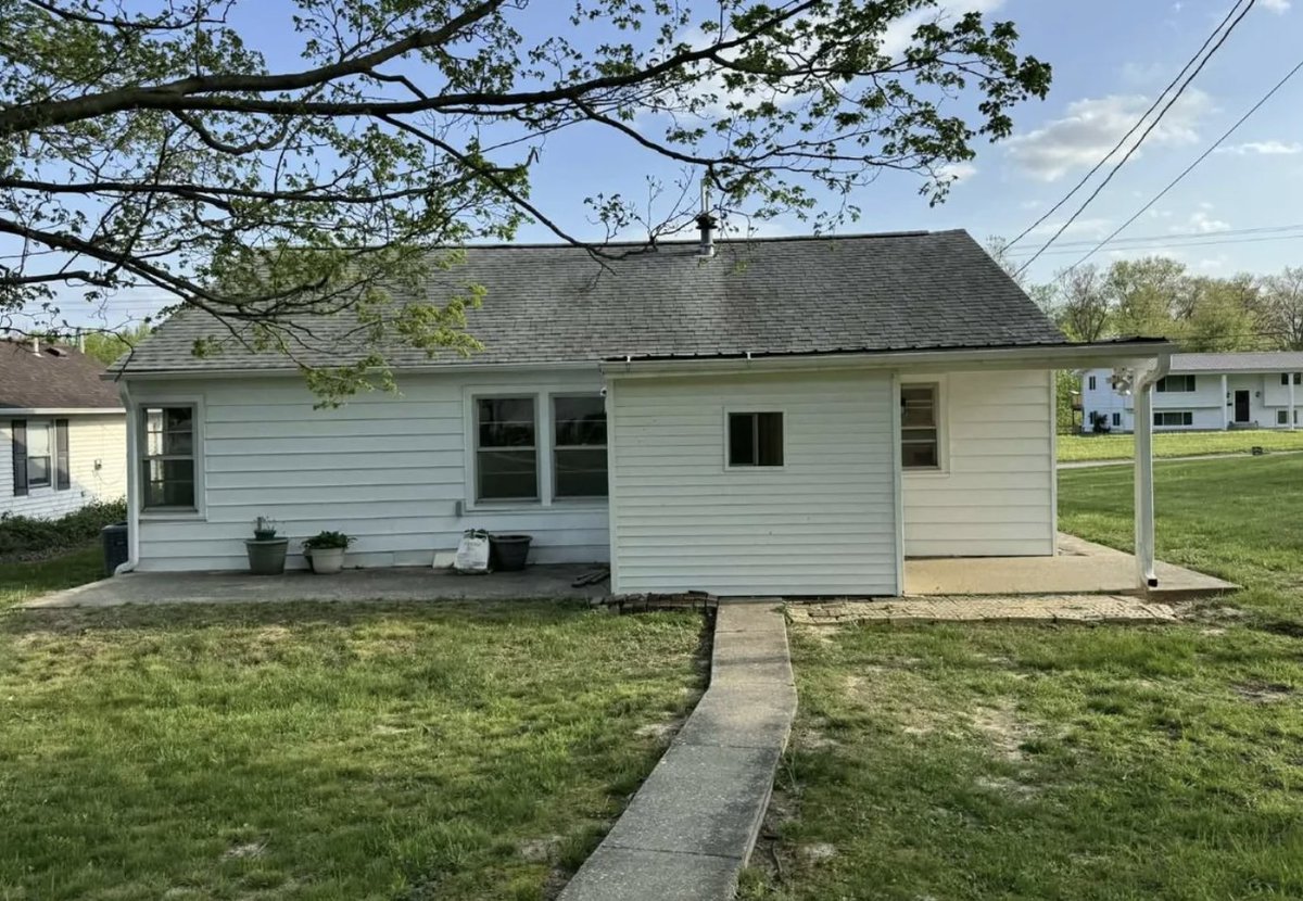 oldhouseunder50's tweet image. $49,900. Clean c.1954 #Affordable #llinois #Ranch. This smaller home has nice hardwood floors, 3 Br, 1 bath, 980sf. -affordable-illinois-ranch/