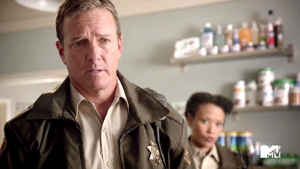eubethmatheus's tweet photo. Eu amo reassitir filmes antigos, porque dá pra relembrar que alguns atores que gostamos, já fizeram personagens tão distintos e queridos, que nem lembramos. Quem lembrava que o Sheriff Stilinski também já foi o Jhonny Cage 👀 #TeenWolf #MortalKombat #LindenAshby https://t.co/bfoO2kjXdv