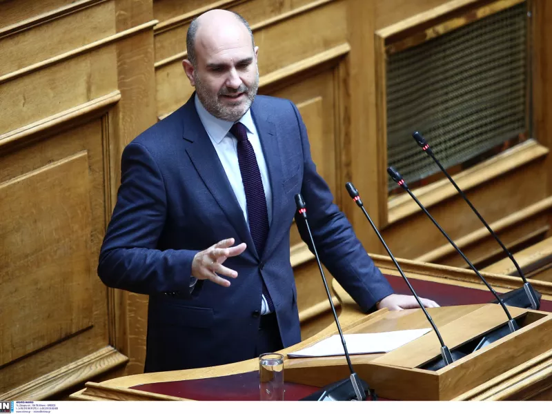 Η Ν.Δ., λοιπόν, έχει κοινοβουλευτικό εκπρόσωπο άλλον έναν ΑΜΜΟΡΦΩΤΟ, που αρνείται να μας πει από ποιο πανεπιστήμιο προέρχεται το πτυχίο του!
Πόσο προβλέψιμη εξέλιξη για ένα κόμμα ανεπάγγελτων κηφήνων, που λαΐκιζε περί 'αριστείας', ενώ προωθούσε έναν εσμό αγράμματων ρεμπεσκέδων!