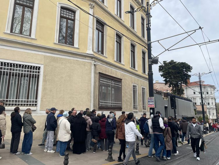 YEREBATAN’DA İLK 5 SAATTE 5 BİN YERLİ ZİYARETÇİ

“Türk vatandaşlarına ziyaret 1 TL” kararının duyurulmasının ardından tarihi mekânda yoğunluk yaşandı. Açıklamanın hemen ertesi günü kapılarını ziyaretçilere açan sarnıca, ilk 5 saatte 5 bin yerli ziyaretçi giriş yaptı.