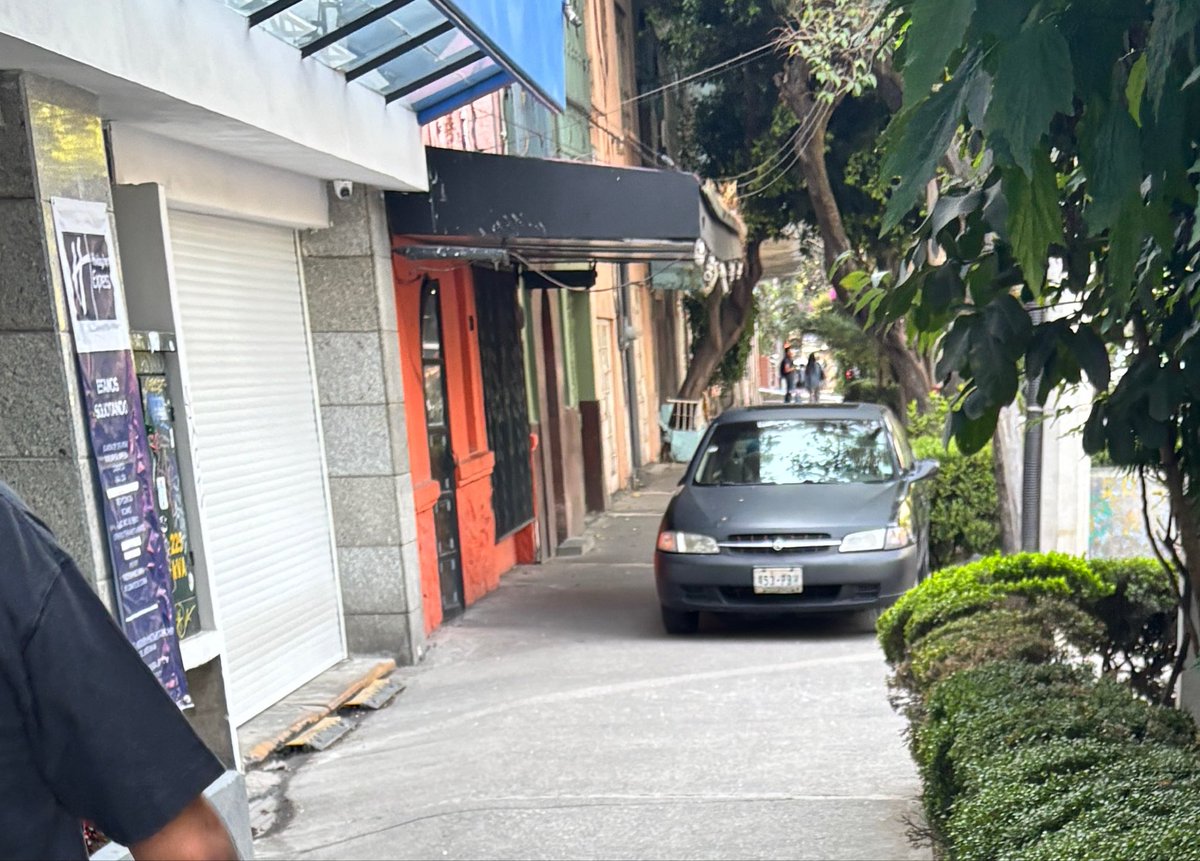 umcuauhtemoc's tweet photo. Otro caso que nuestros amigos de @OVIALCDMX no saben que es una infracción.

Av. Yucatán 33 Colonia Hipódromo Alcaldía Cuauhtémoc.

Estacionado totalmente sobre la banqueta con las ya famosas placas de Guerrero @PabloVazC @UCS_GCDMX

Ciudad sin ley. https://t.co/h8xrAcLKWy