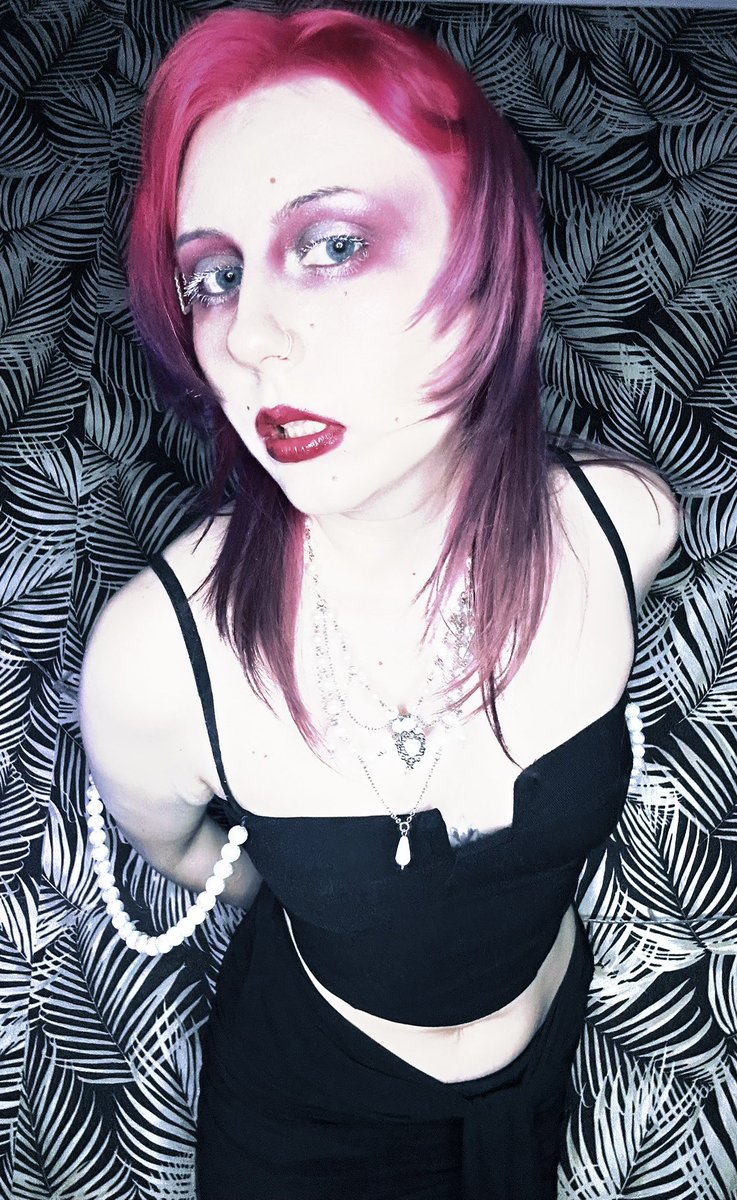 Почти год назад я проиграла желанию отрастить волосы на простое женское: хочу нового 
первый взгляд в зеркало заставил меня чуть ли не выть, такой уродливой давно не чувствовала. Но сейчас считаю, что это было лучшее решение

Отдельное спасибо <a href="/daraivashua/">Кися рисует💅🏼Писи✨</a> что откачивала меня