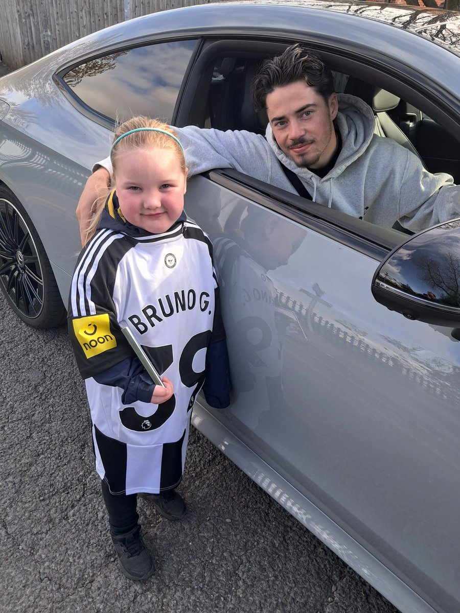 now_allan's tweet image. Thank you Leo Shahar and @markjgillespie for letting Johanna have a photo today ❤️ @NUFC #nufc #newcastleunited #football
