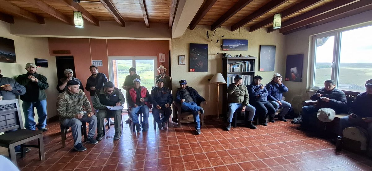ETAPAOficial's tweet photo. 📌 Capacitación Hobby Store Ecuador en Can Can 🇪🇨 

🚁💧 ETAPA EP fortalece la protección de las áreas hídricas con capacitación en uso de drones, mejorando la vigilancia, el monitoreo ambiental y la respuesta ante emergencias.

🌿🤝 Estas acciones refuerzan el cuidado de las fuentes de agua y el compromiso con la formación continua del equipo técnico.

#ElAguaEsVida 🩵