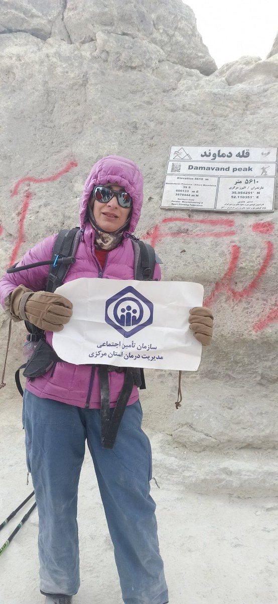 ranginkamaan's tweet photo. احمد خدایی به خاطر مواضع سیاسی و اجتماعی‌اش از تیم ملی کوهنوردی خط خورده بود.
همسر این مرد عاشق را جلوی چشمان او و دخترش کشتند.

احمد خدایی با افرادی که مجروح شده بودند، قرار می‌گذاشت و با علامتی مثل چند بار خاموش و روشن کردن چراغ خودرو، بعد از دریافت تایید، آن‌ها را به خانه‌اش می‌برد.

او کمک به مجروحان را در استوری اینستاگرام اعلام کرده بود.
آقای خدایی فکر می‌کرد که احتمالا همسر سابق صالحه، که پزشکی بسیجی در اراک بود و همسرش را خیلی آزار داده بود، با دیدن استوری اینستاگرام او برای کمک به مجروحان، آن‌ها را لو داده است.

۲۲ دی ماه، ماموران فکر می‌کردند احمد در خانه است، چون موبایلش را در خانه گذاشته بود. در واقع برای بازداشت او رفته بودند، ...