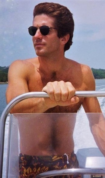 CainLightworker's tweet image. This one goes out to all the ladies. 😉

Fellas I got you on the next one. 🤜🏼🤛🏼

Video thread of #JFKJr on his boat made by Grok...

1/5