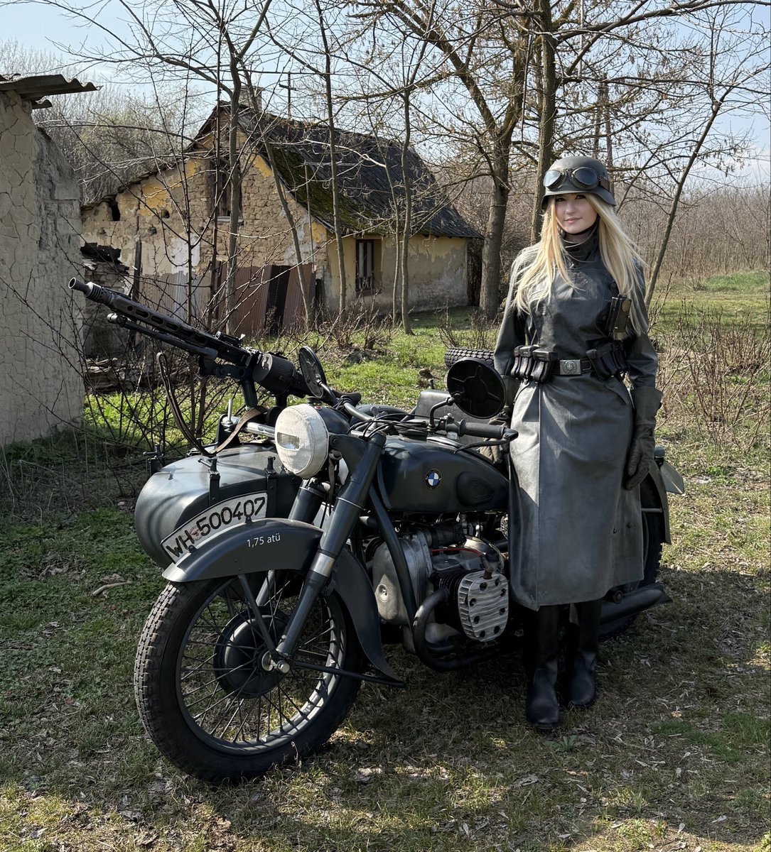 offizieramira tweet media