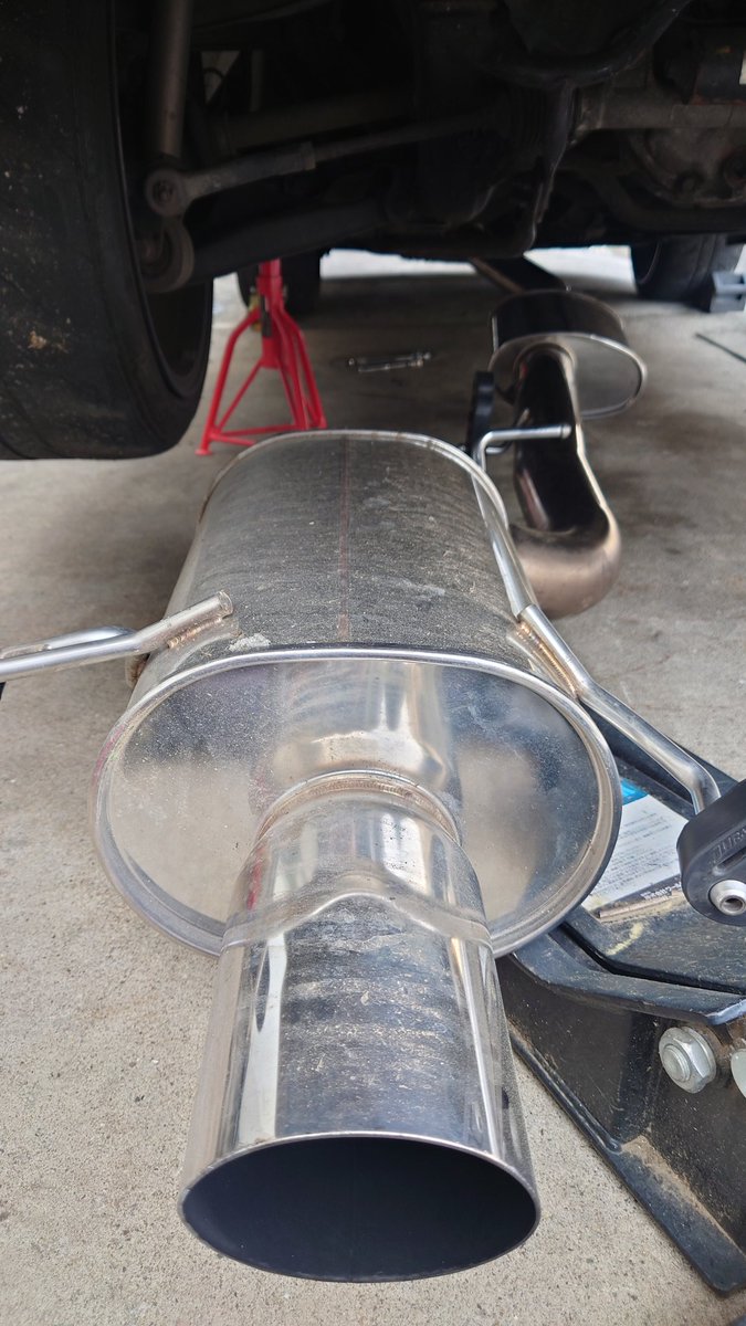 モーニングのマフラー交換はいかがでしょうか(？)

午後は予定あるから今しかないと、思うがまま下に潜ってほらさっさ。

このマフラー3万で欲しい人いる？
アペックスのRSエボリューションてやつなんですけど。
一応ECR33のタイプMもターボなので可。NAのエンジンには径が太いかも。
#売ります