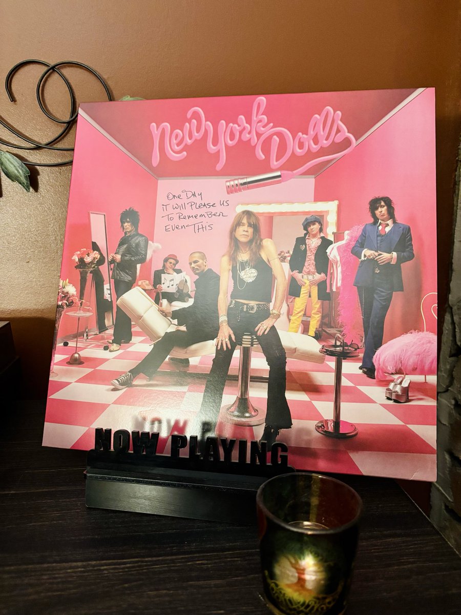 JenXVintage73's tweet image. One Day It Will Please Us To Remember Even This

Ladies and gents-The New York Fuckin Dolls!!

#NowPlaying 
#RSD2026 
#RecordStoreDay 
#VinylCollector 
#MusicJunkie 

Miss ya, David!! 💜💯💔