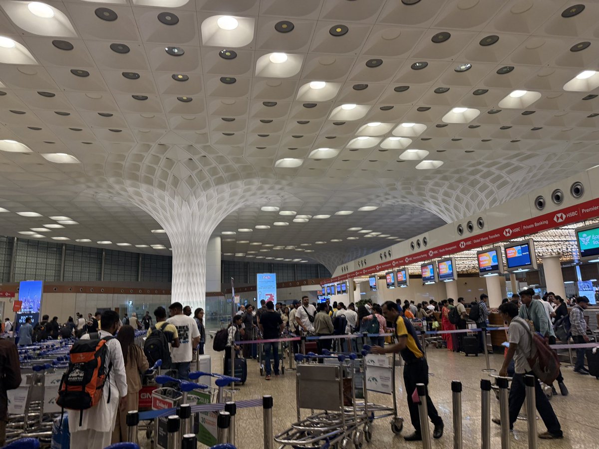KrishnnaSharrma's tweet photo. Thanks @AirIndiaX what’s the point of web check in if there’s no self bag drop and you’ve to wait one hour in a queue. https://t.co/fTFOvCLIHQ