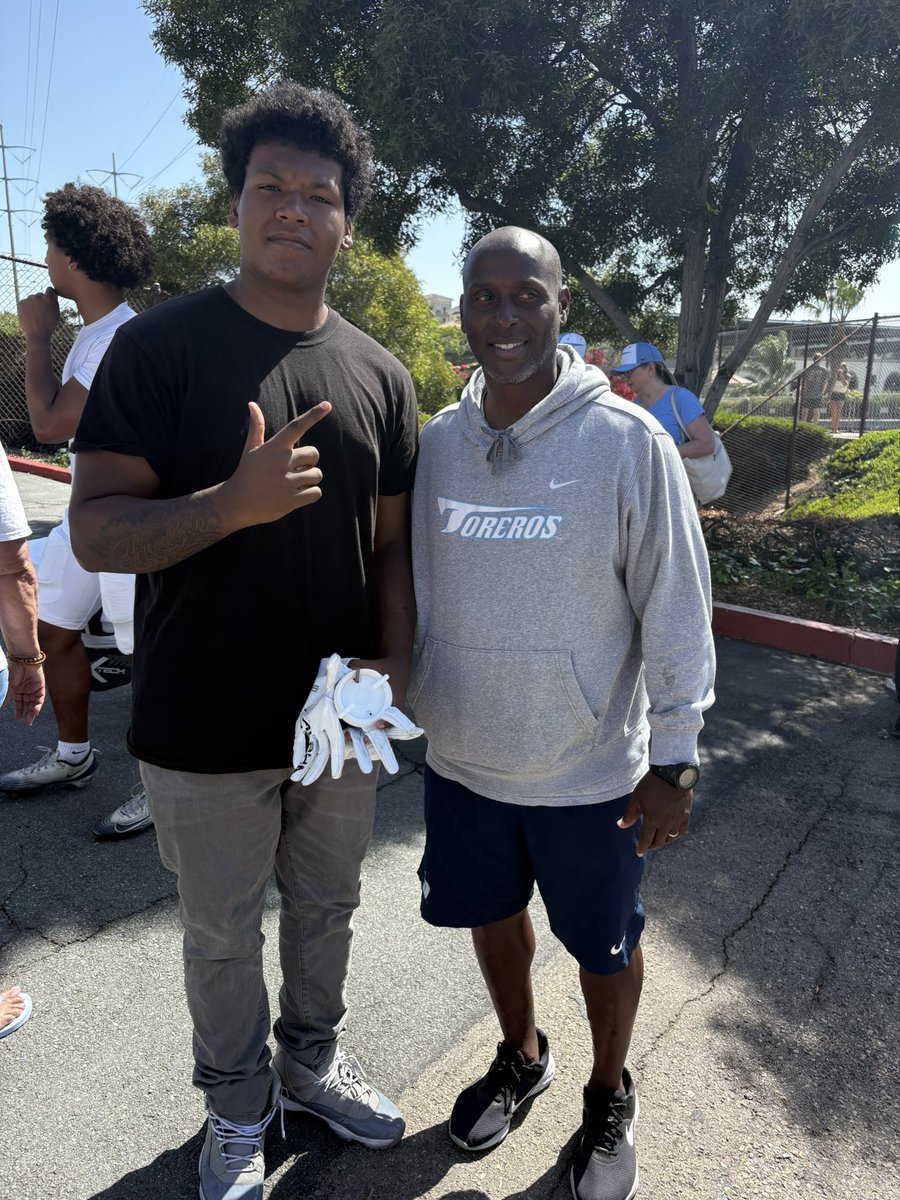 kalel_hudson's tweet photo. Today I visited University of San Diego for Junior Day and the Spring Game. Met Coach McGlinchey @mmcgli1, Coach Carter @HC_Carter1, and Coach Rozmus @arozmus3. Grateful for the experience and time with the staff. Looking forward to building strong relationships moving forward. @CoachMwill1