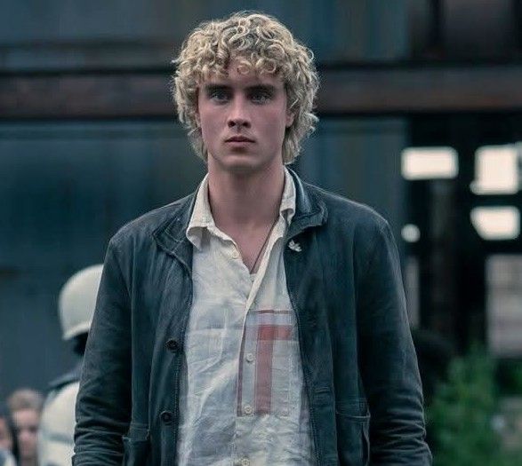 robin 🚫👻 #SUPERGIRLSUMMER tweet media