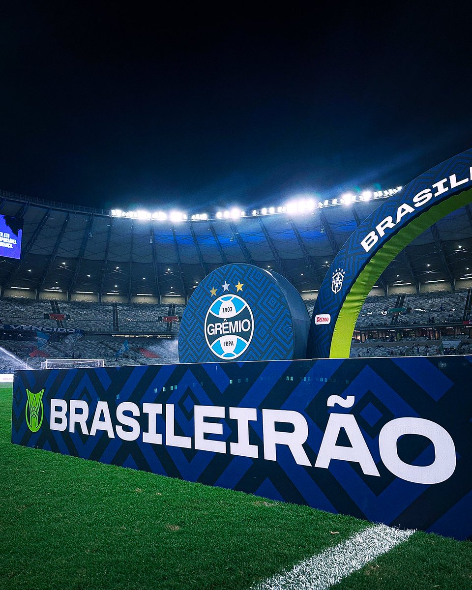 Gremio's tweet image. SÁBADO TRICOLOR 🇪🇪 Noite de Grêmio em campo no #Brasileirão2026. Contamos com o teu alento, de onde estiver, para empurrar o time rumo à vitória. VAMOS!

#CRUxGRE