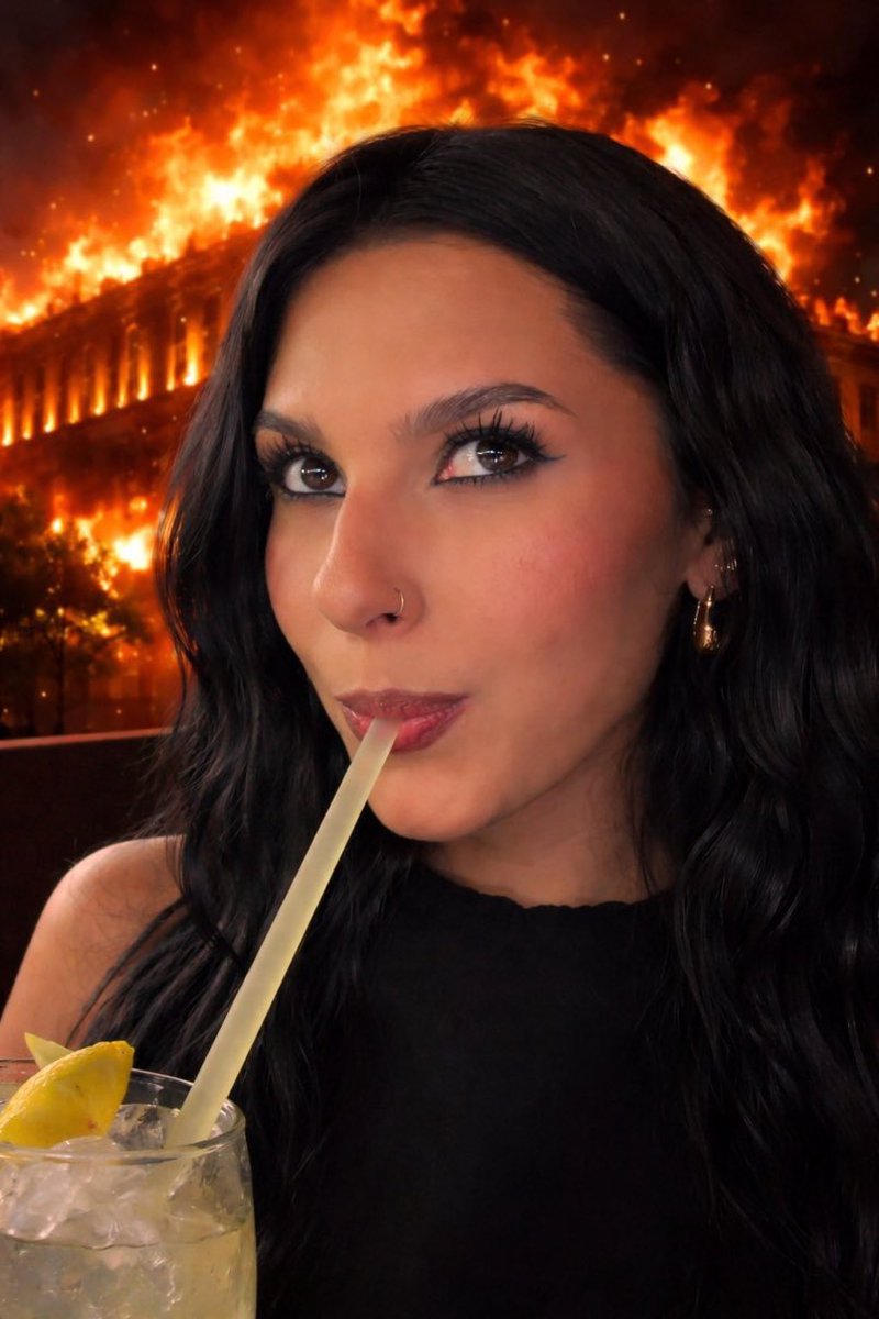 Entro no tico teco, posto uma trend, saio, deixo os fandoms se digladiando. 😂😌