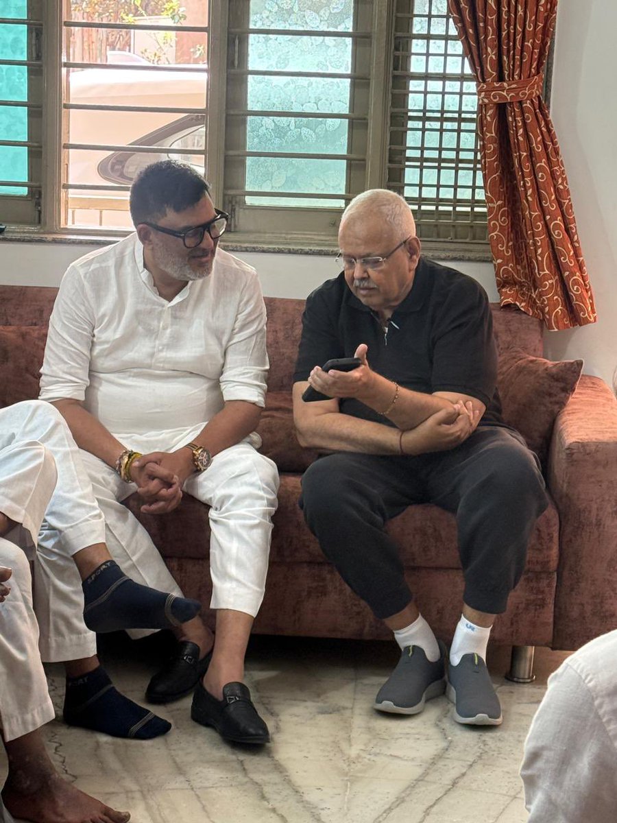 darshannaikinc's tweet image. ડૉ. જયનારાયણ વ્યાસે દર્શન નાયકના નિવાસસ્થાને શુભેચ્છા મુલાકાત લીધી

ખેડૂતોની સમસ્યાઓ, આર્થિક અને સામાજિક વિકાસ તેમજ પર્યાવરણીય મુદ્દાઓ પર વિગતવાર ચર્ચા
ભવિષ્યમાં સામૂહિક પ્રયાસોની જરૂરિયાત પર ભાર મુકાયો

#Surat #Farmers #Discussion #Gujarat