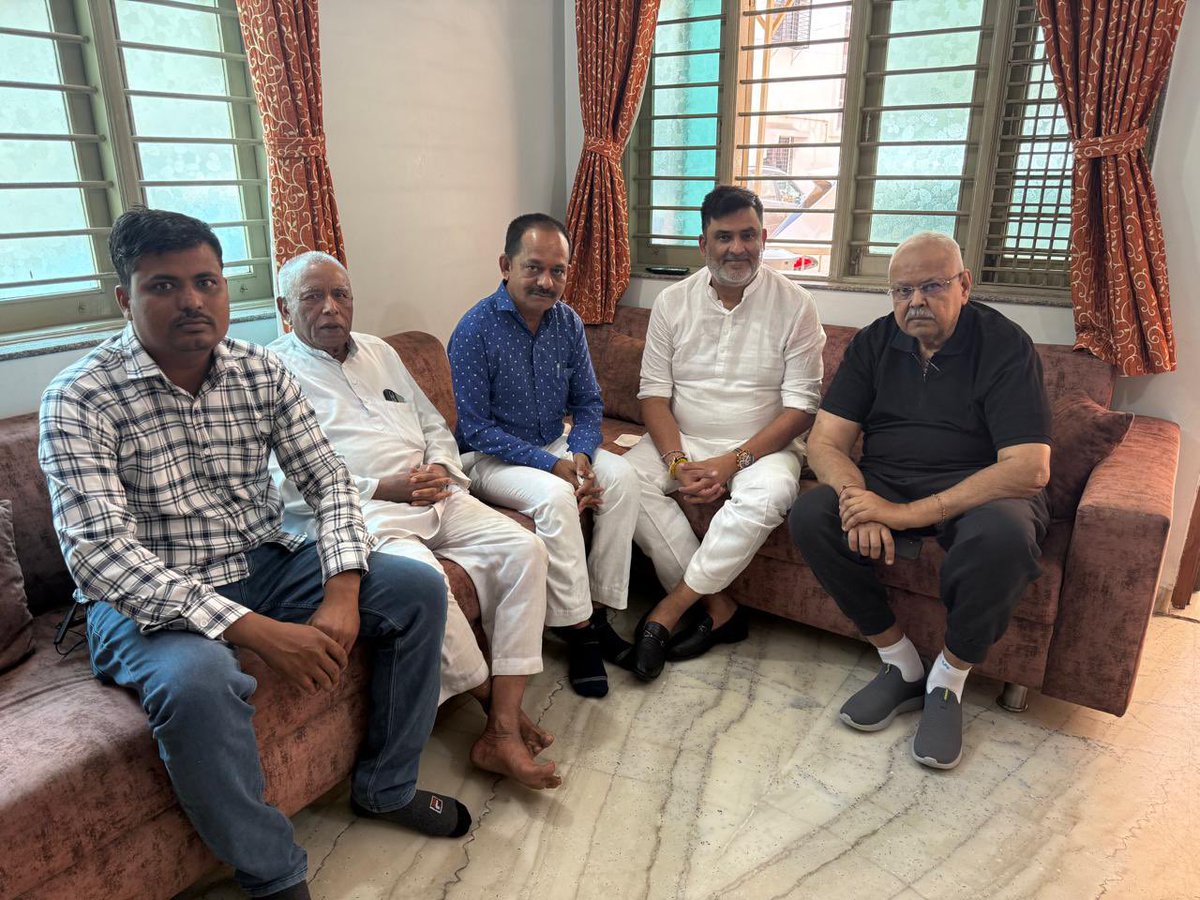 darshannaikinc's tweet image. ડૉ. જયનારાયણ વ્યાસે દર્શન નાયકના નિવાસસ્થાને શુભેચ્છા મુલાકાત લીધી

ખેડૂતોની સમસ્યાઓ, આર્થિક અને સામાજિક વિકાસ તેમજ પર્યાવરણીય મુદ્દાઓ પર વિગતવાર ચર્ચા
ભવિષ્યમાં સામૂહિક પ્રયાસોની જરૂરિયાત પર ભાર મુકાયો

#Surat #Farmers #Discussion #Gujarat