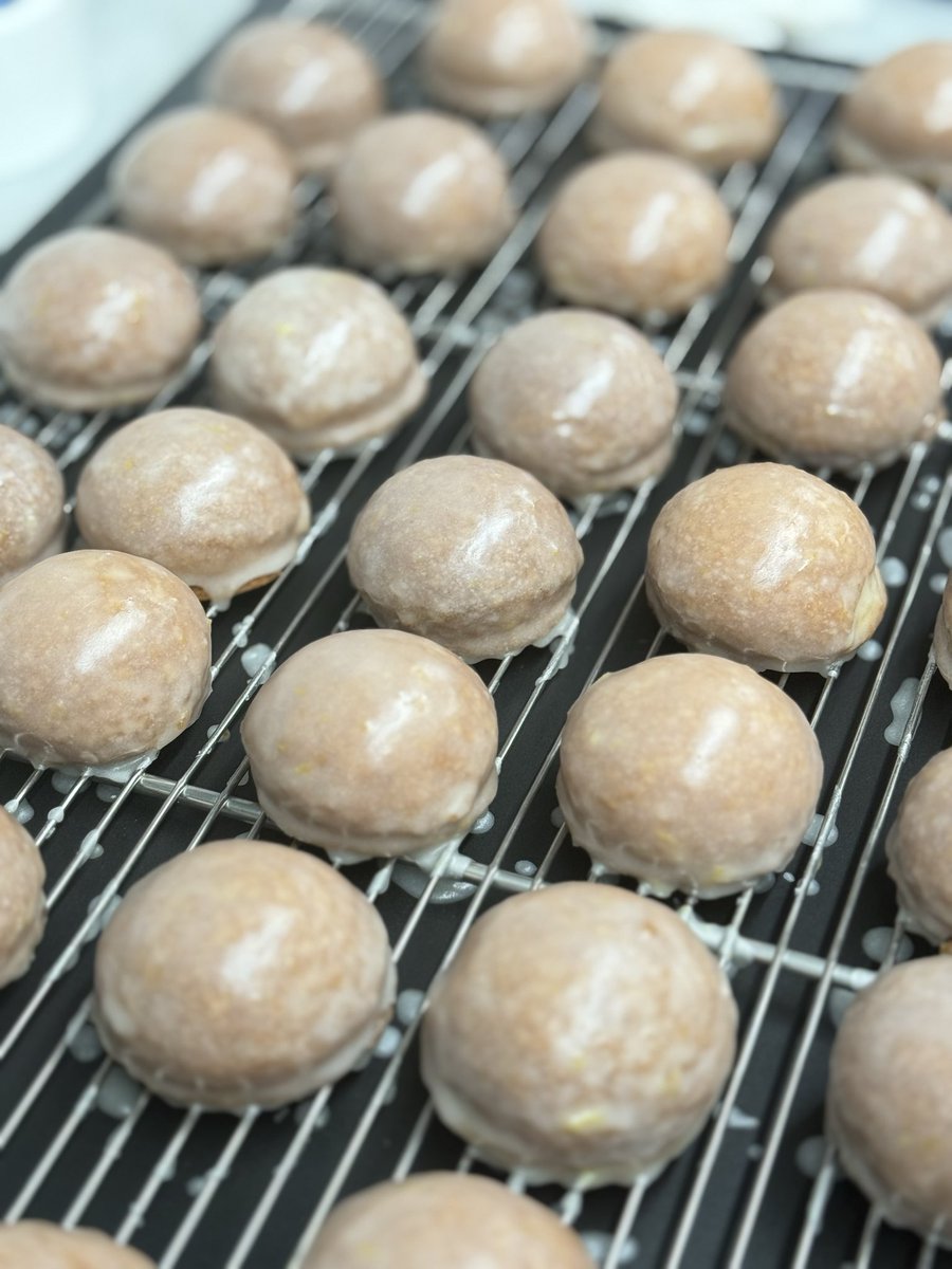 シャリシャリふわふわの
特製レモンケーキ登場です🍋
生地やアイシングにも
レモンの皮をたっぷり入れた
とても爽やかな味わいに仕上がっていましよ！

成城学園前、
二子玉川に来た際は
是非アルモニゼに
寄ってみて下さい🍋😊