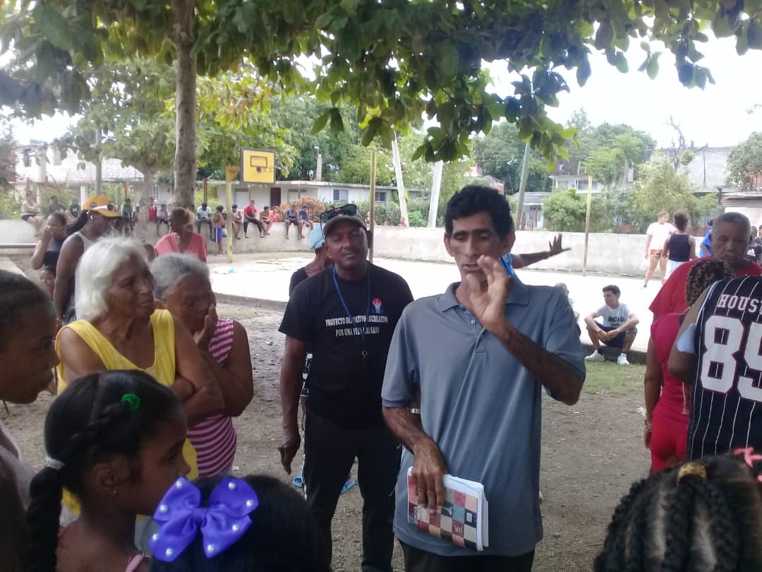 CPLL_Gtmo's tweet photo. Desde la comunidad de San justo nuestros escritores Javier Correa y Jorge Planche reseñan  el  libro Alicia en el país de Las maravillas del escritor Lewis Carril  y la promoción de toda la literatura digital  de nuestra provincia que puede encontrar en la tienda de  Rut librería https://t.co/VCicpZmGjS
